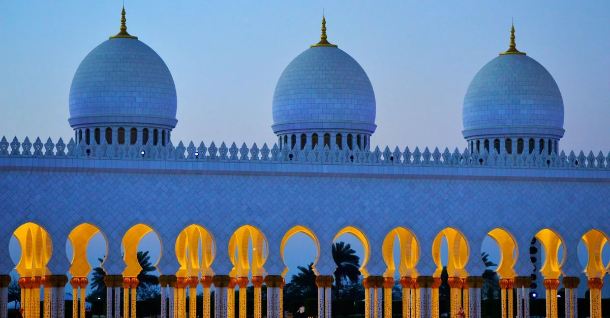 Abu Dhabi Day Trip Guide: Castles, Coasts & Desert Dunes