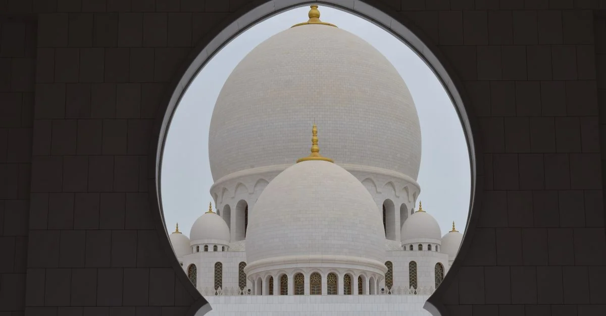 Abu Dhabi Day Trip Guide: Castles, Coasts & Desert Dunes