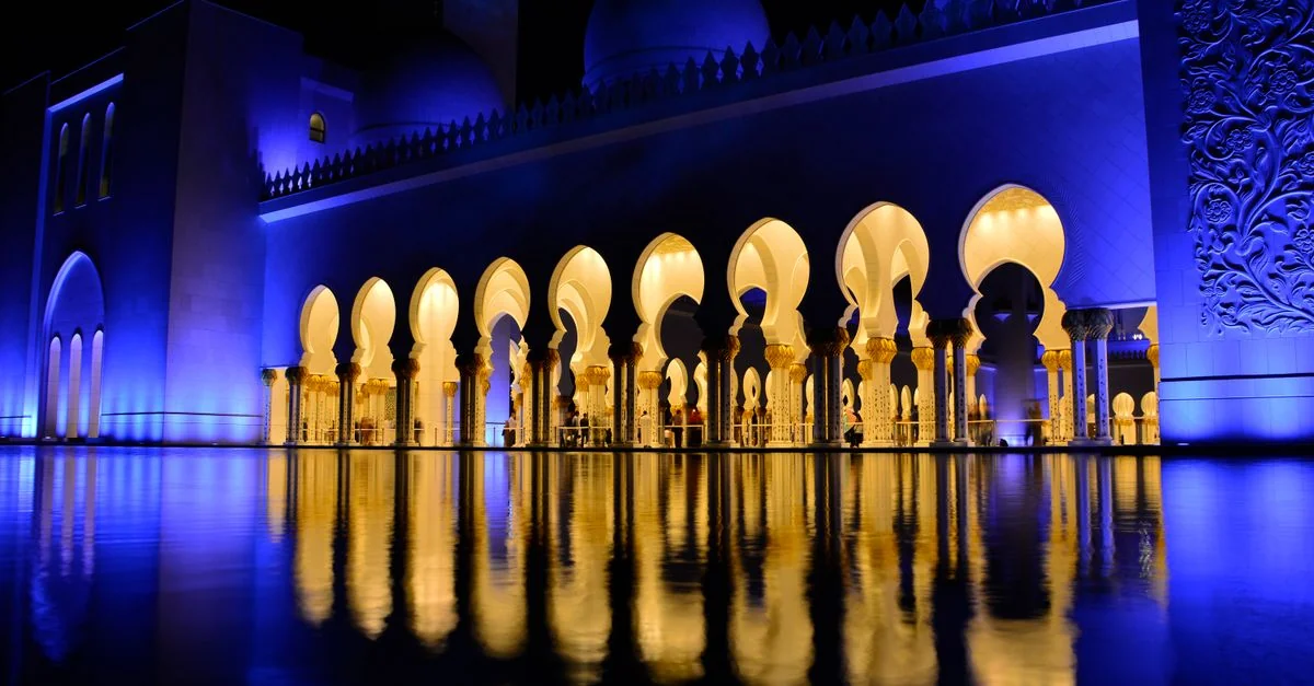Abu Dhabi Day Trip Guide: Castles, Coasts & Desert Dunes