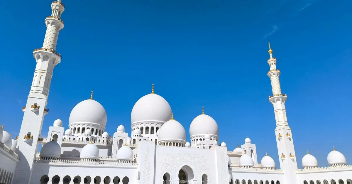 Abu Dhabi Day Trip Guide: Castles, Coasts & Desert Dunes