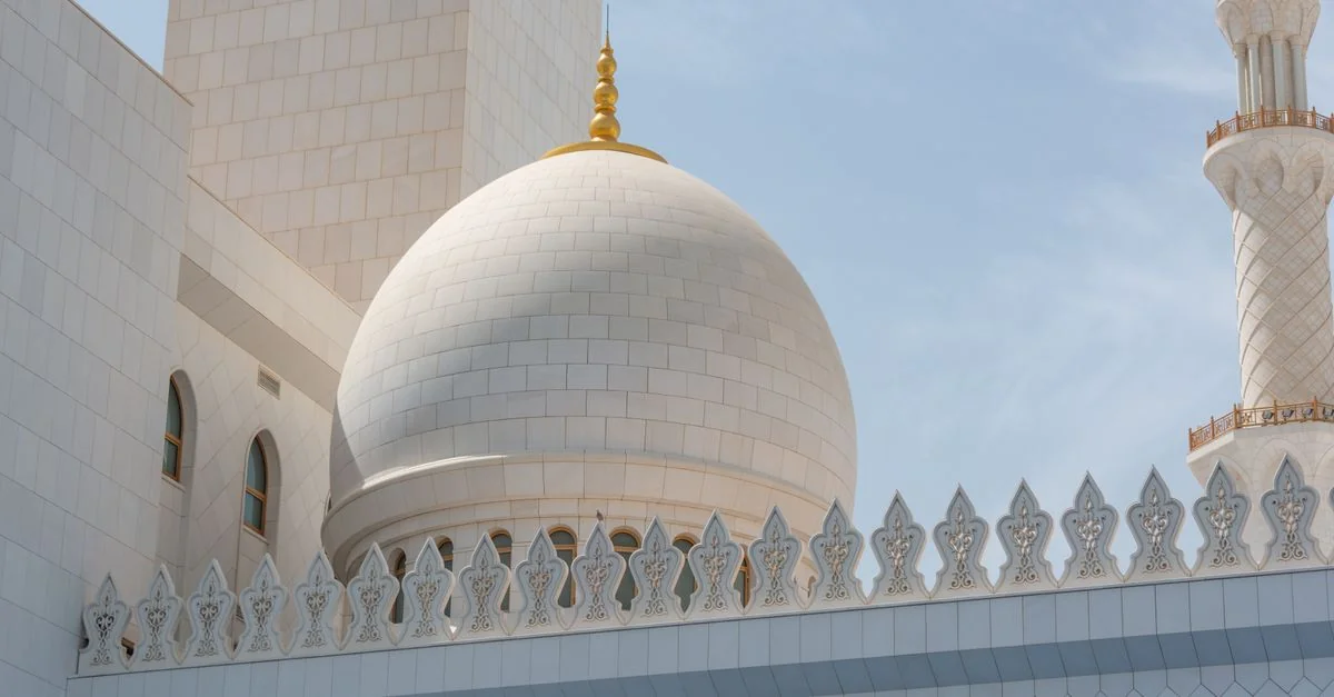 Abu Dhabi Day Trip Guide: Castles, Coasts & Desert Dunes