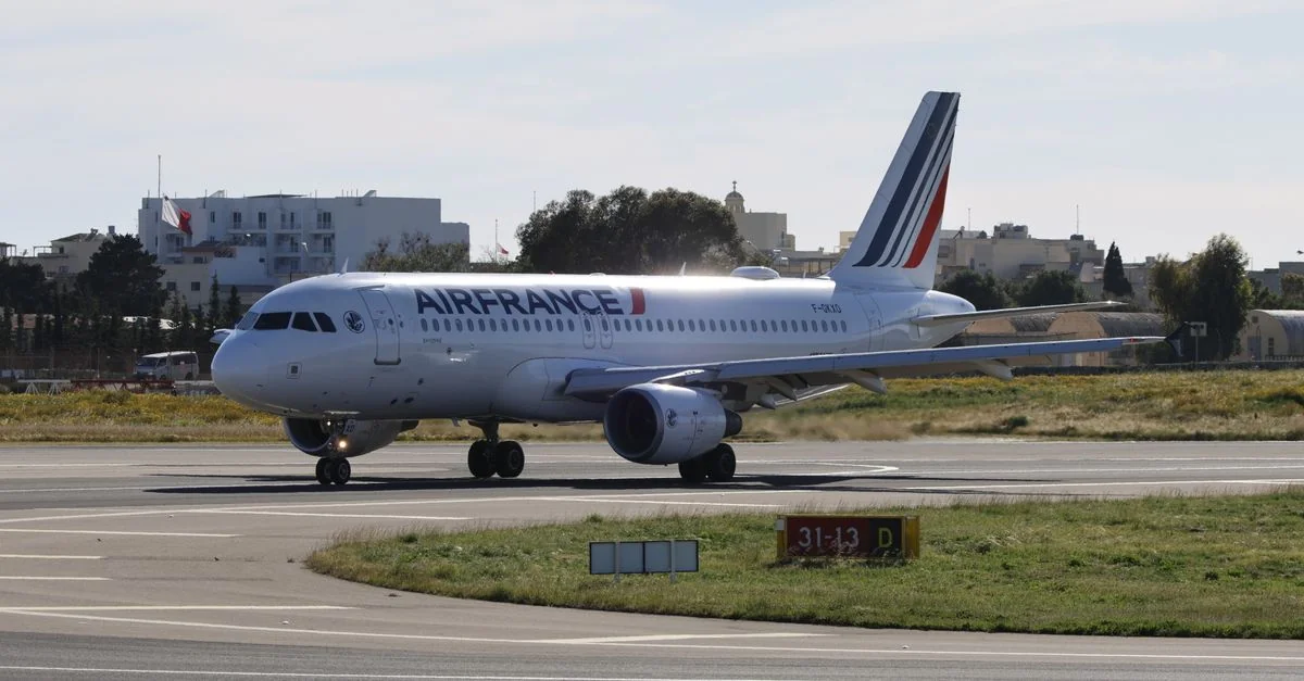 Comprehensive Air France Data-Driven Airline Review and Route Analysis