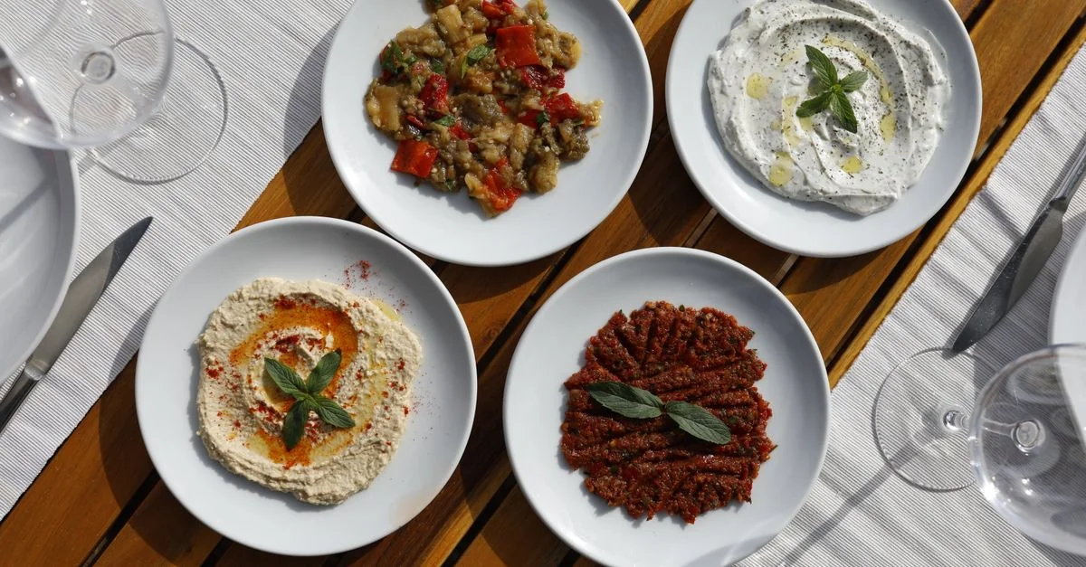 A Strategic Approach to Dining in Athina