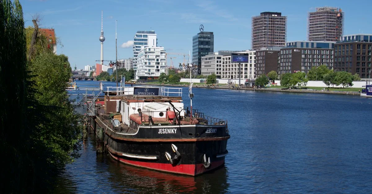 Exploring the Scenic Route from Berlin to Amsterdam: A Journey of Choice