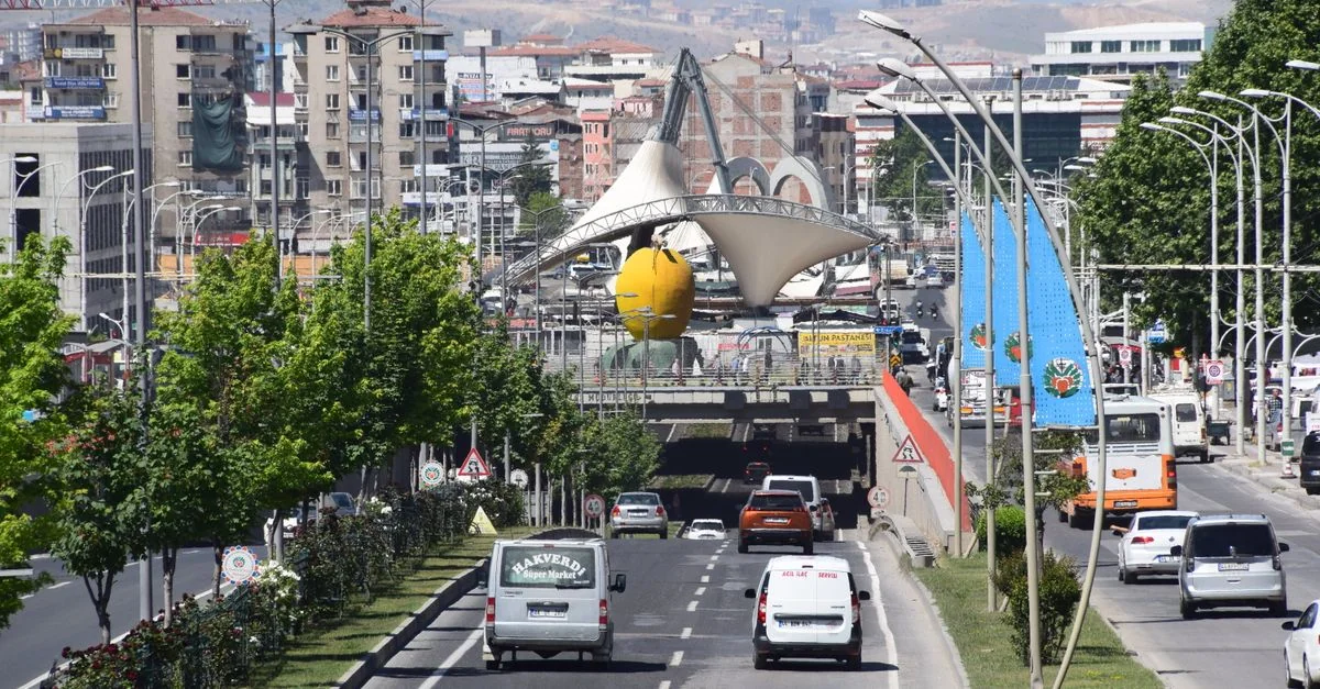 A Comprehensive Guide to Touring Tirana, Albania