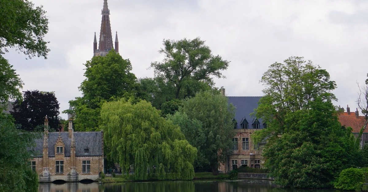 Traveling from Bruges to Paris: A Complete Route Guide