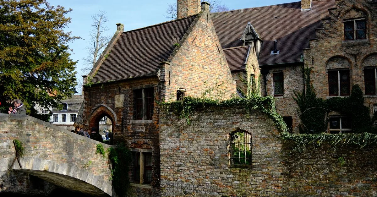 Traveling from Bruges to Paris: A Complete Route Guide