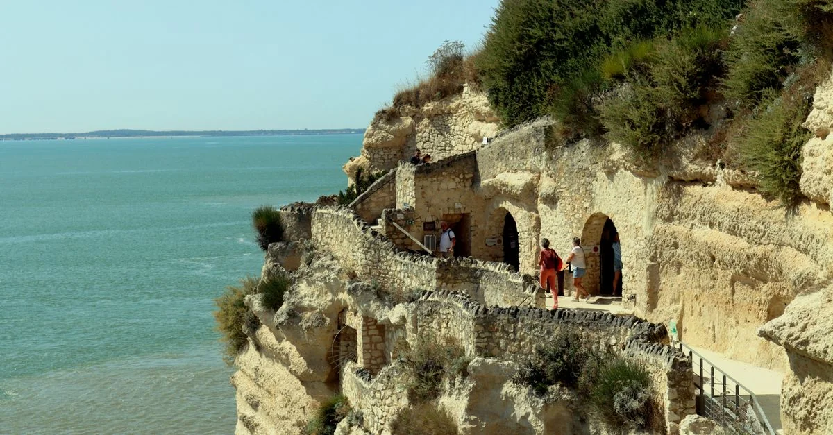 Gironde Day Trips: Castles, Coasts & Mountain Roads