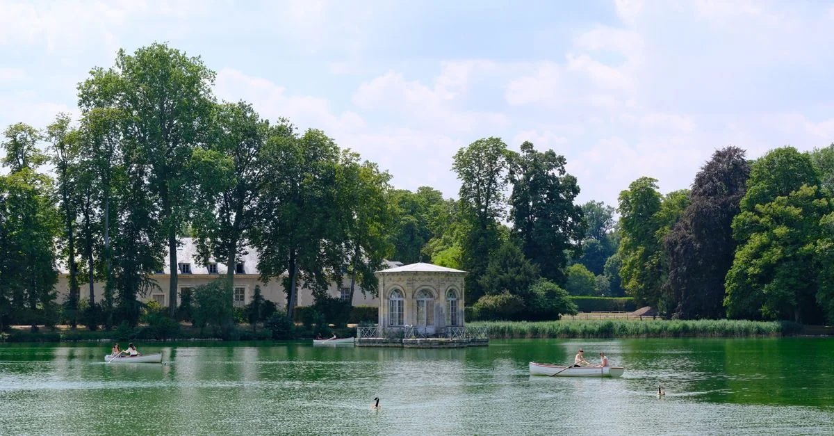 Giverny: A Journey Through Monet&rsquo;s Masterpieces and Lush Gardens