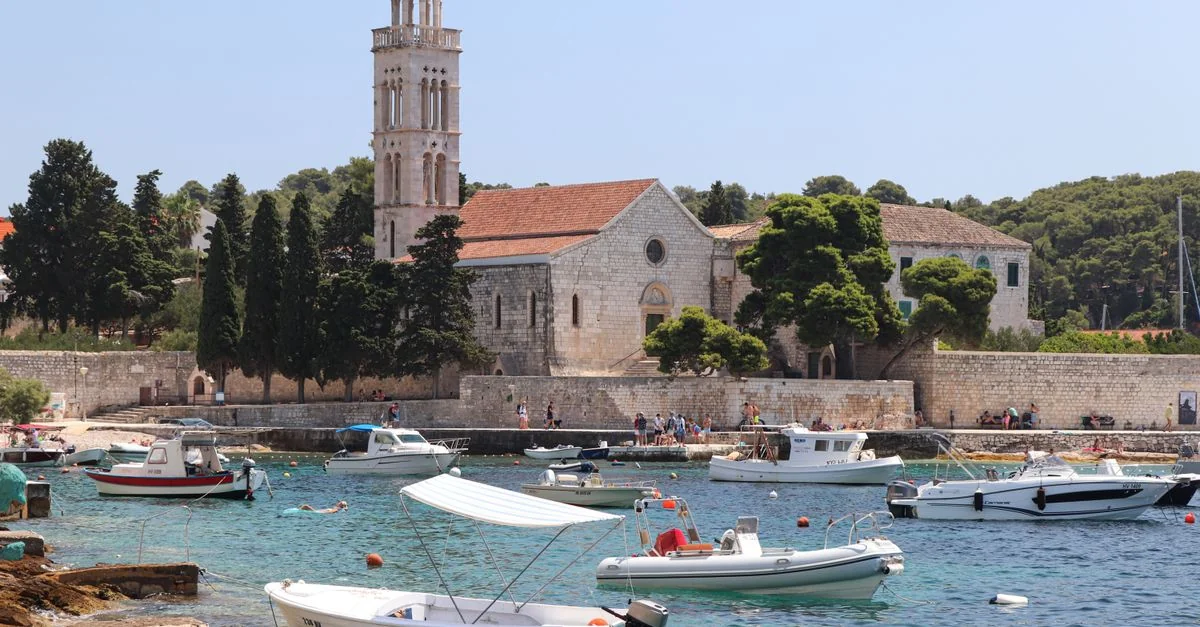 The Ultimate Walking Tour Guide for Grad Split: Exploring on Foot and Wheels