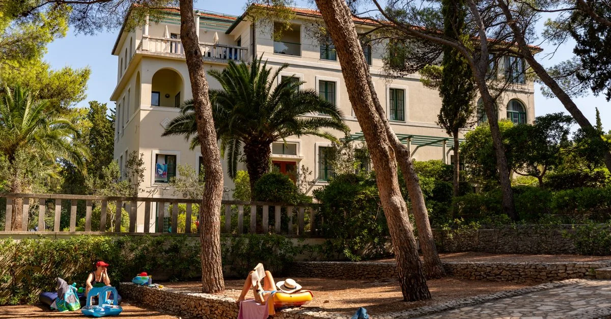 The Ultimate Walking Tour Guide for Grad Split: Exploring on Foot and Wheels