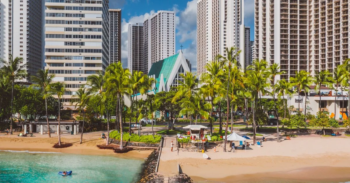 Honolulu Day Trip Guide: History, Coasts, and Private Roads