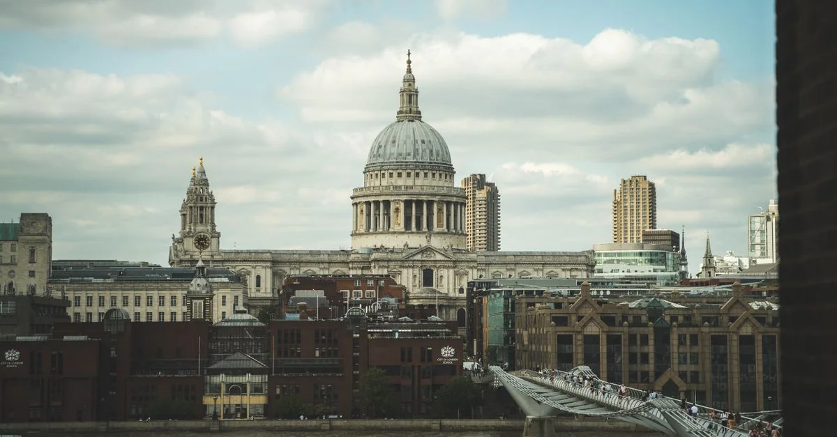 London City Tours and Sightseeing Guide: Walking the Pavements and Riding the Streets