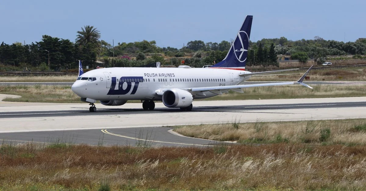 Comprehensive Data-Driven Review of LOT Polish Airlines