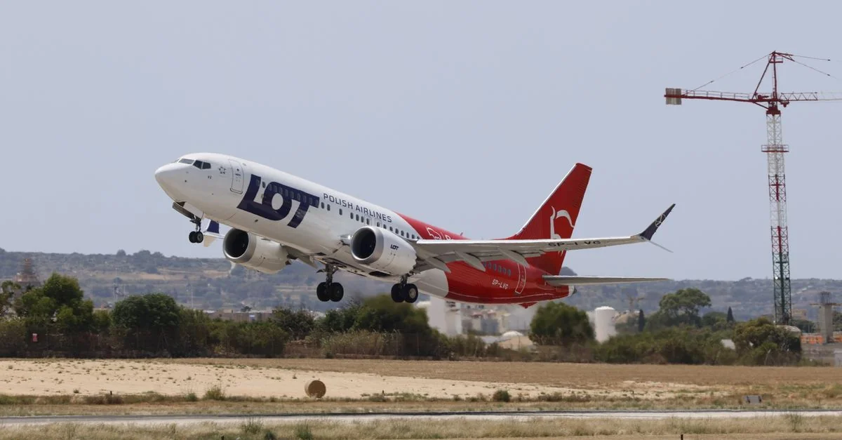 Comprehensive Data-Driven Review of LOT Polish Airlines
