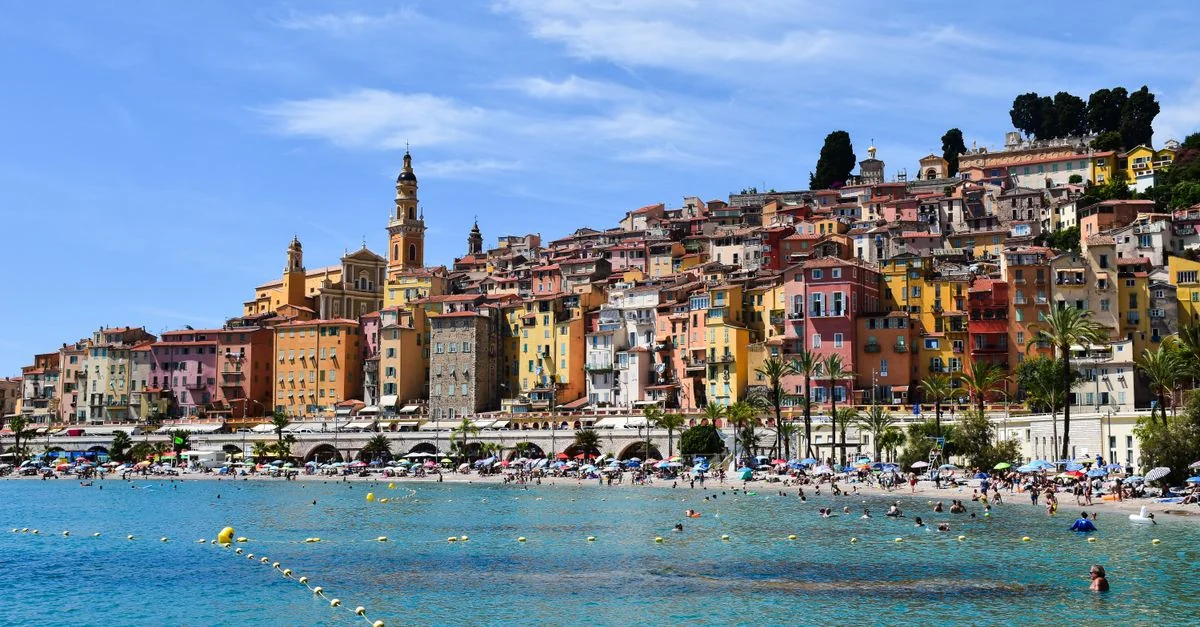 Traveling from Menton to Paris: A Transit Analysis