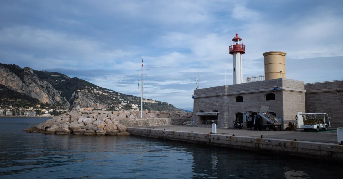 Traveling from Menton to Paris: A Transit Analysis