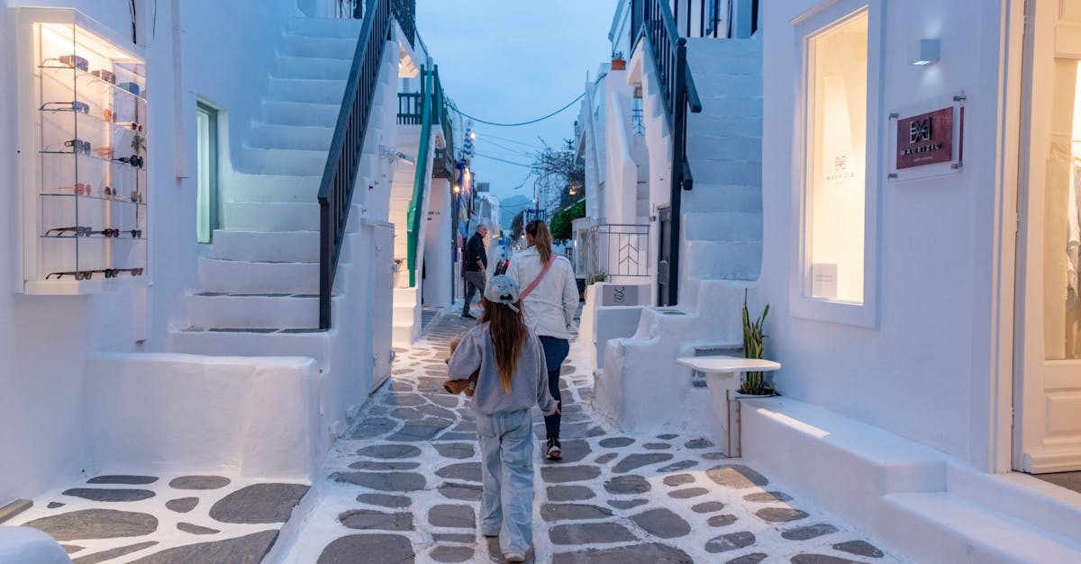 mikonos-walking
