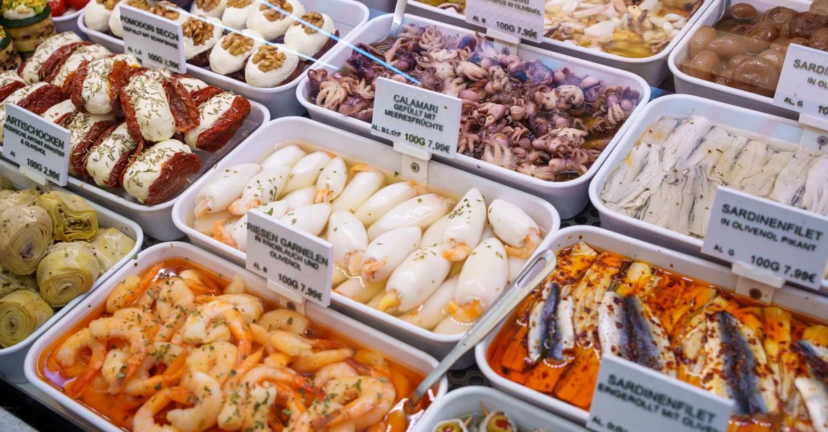Eating Well in Oia: A Michelin Guide to Santorini&rsquo;s Cliffside Tables