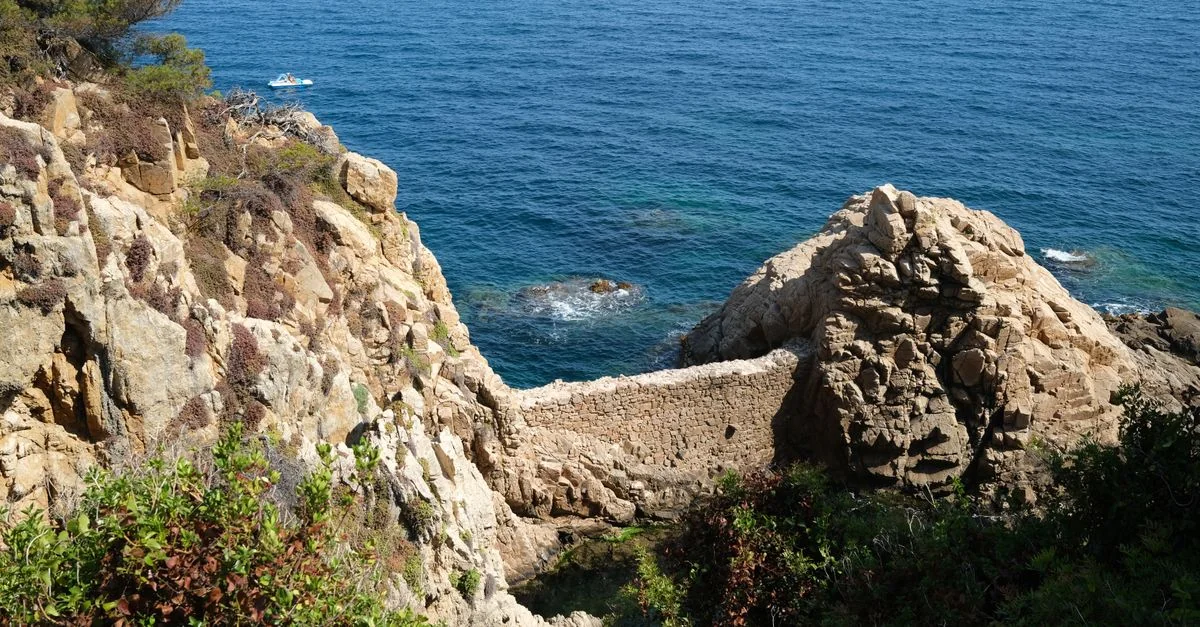 Journey from Pineda de Mar to Barcelona: A Transit Overview