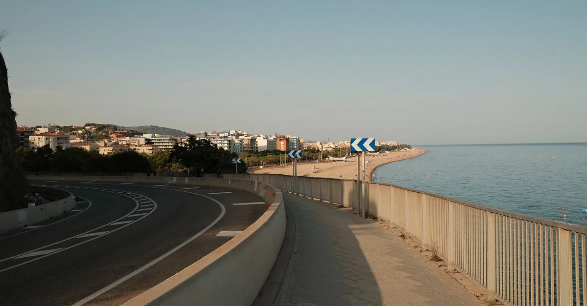 Journey from Pineda de Mar to Barcelona: A Transit Overview
