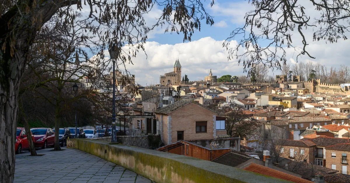 The Ultimate Guide to Exploring PM on Foot: Walking Tours and Routes