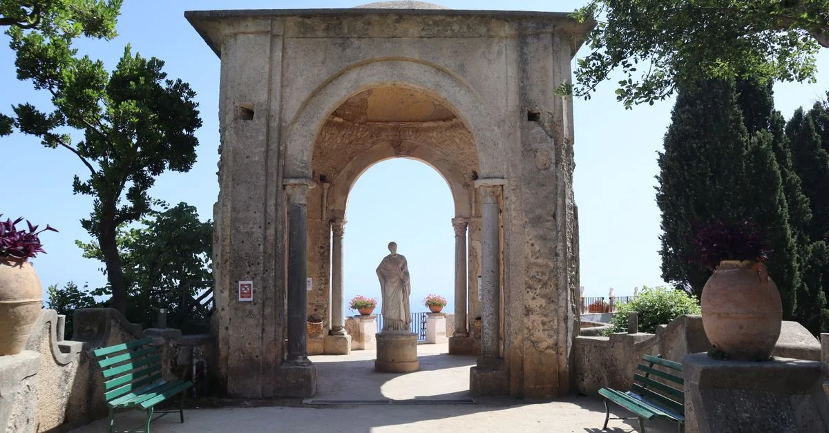 Exploring the Ferry Route from Ravello to Capri: A Seasoned Traveler&rsquo;s Guide