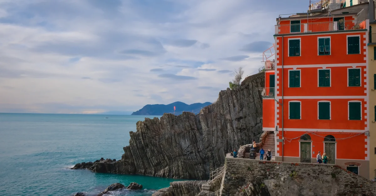 Traveling from Riomaggiore to Pisa by Bus: The Smart Backpacker&rsquo;s Route