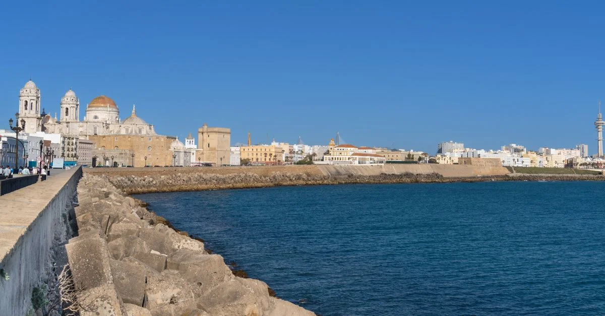 SE Day Trip Guide: Castles, Coasts & Mountain Roads