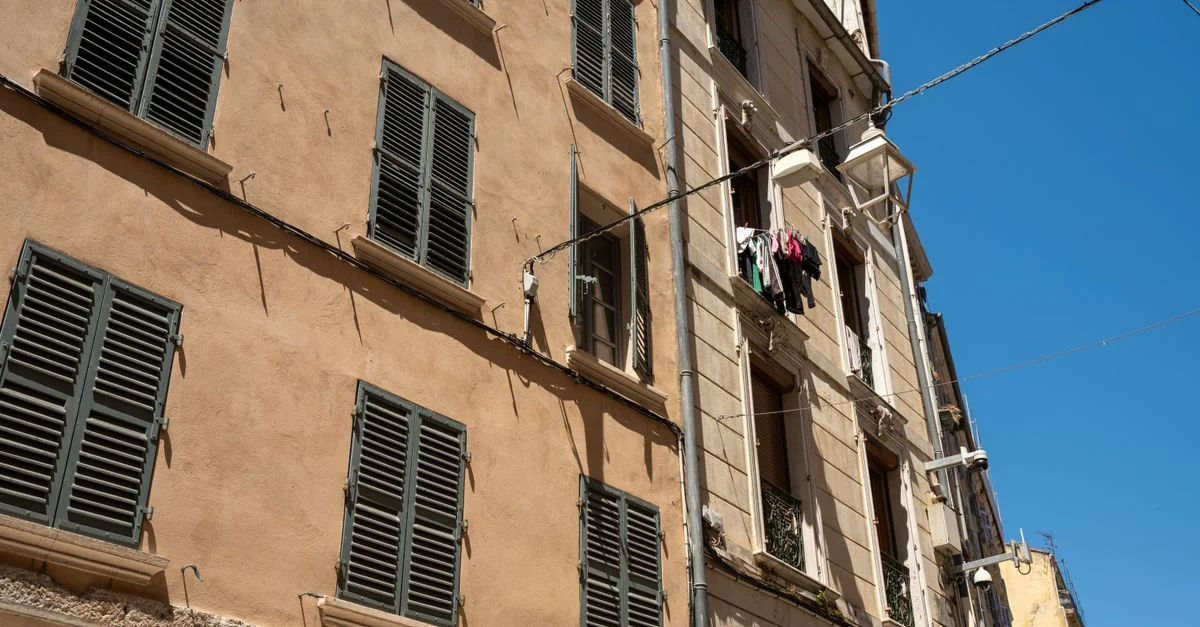 Toulon to Genova by Bus: A Budget Traveler&rsquo;s Guide