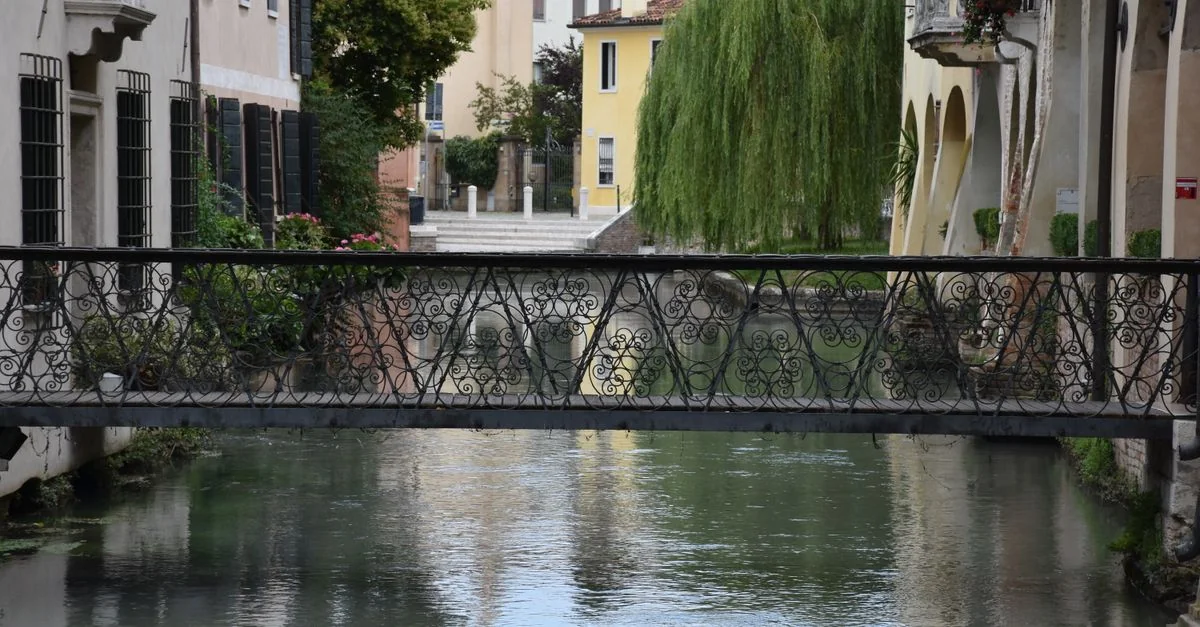 Treviso City Tours and Sightseeing Guide: Exploring Canals, Prosecco Hills, and History