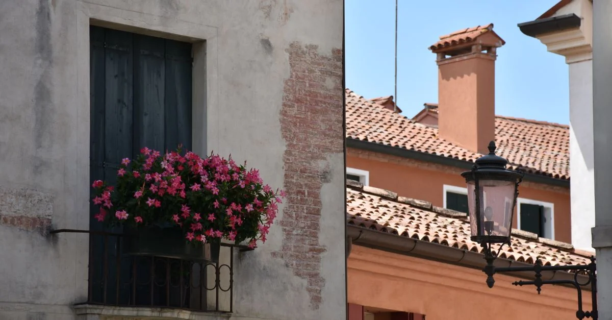 Treviso City Tours and Sightseeing Guide: Exploring Canals, Prosecco Hills, and History