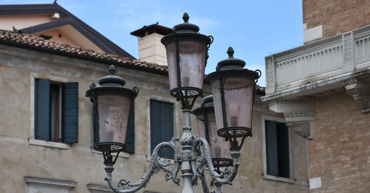 Treviso City Tours and Sightseeing Guide: Exploring Canals, Prosecco Hills, and History