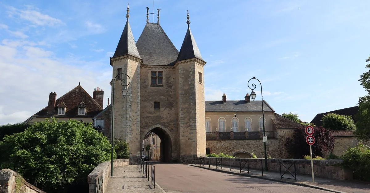 Val-de-Reuil to Paris by Bus: A Practical Guide