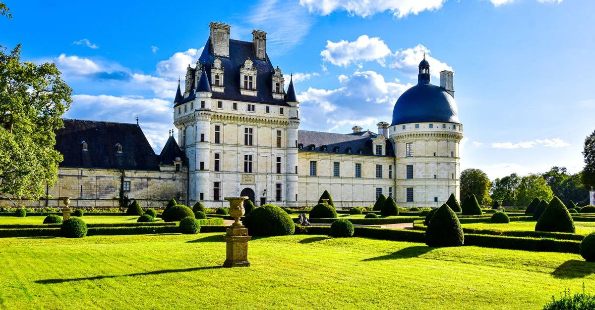 Val-de-Reuil to Paris by Bus: A Practical Guide