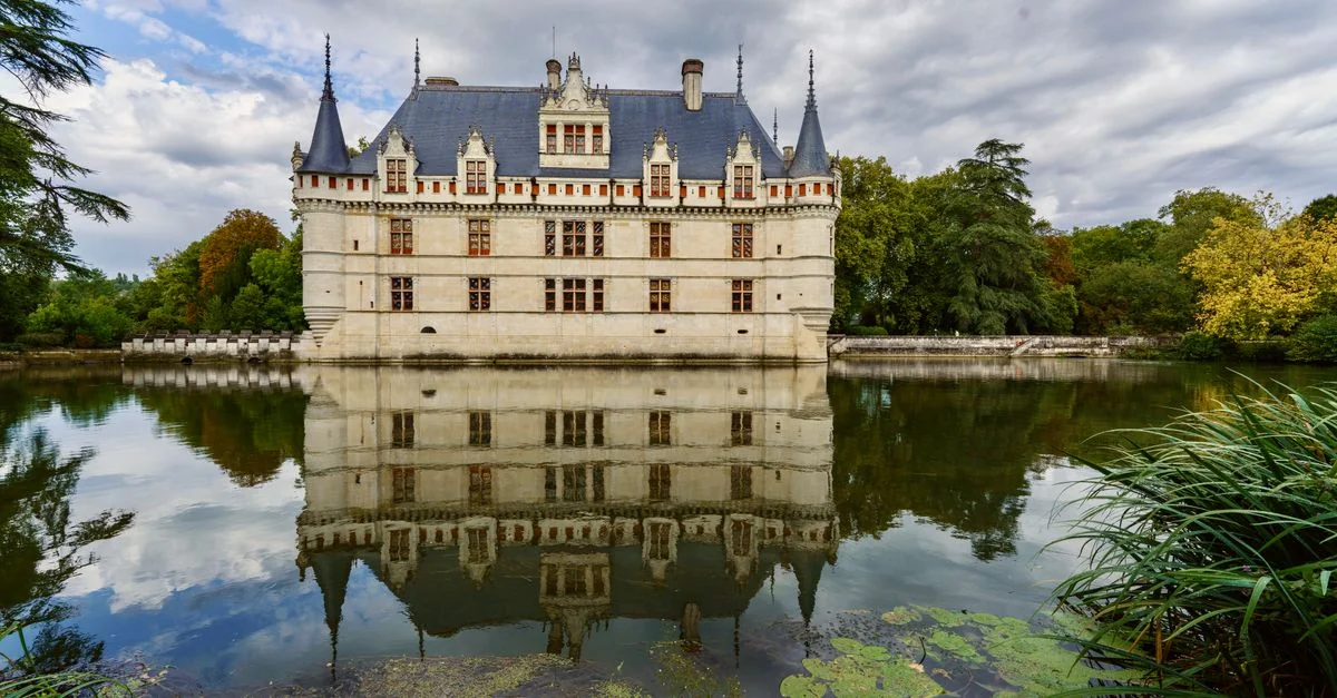 Val-de-Reuil to Paris by Bus: A Practical Guide