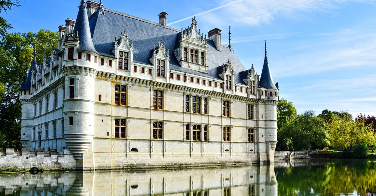 Val-de-Reuil to Paris by Bus: A Practical Guide