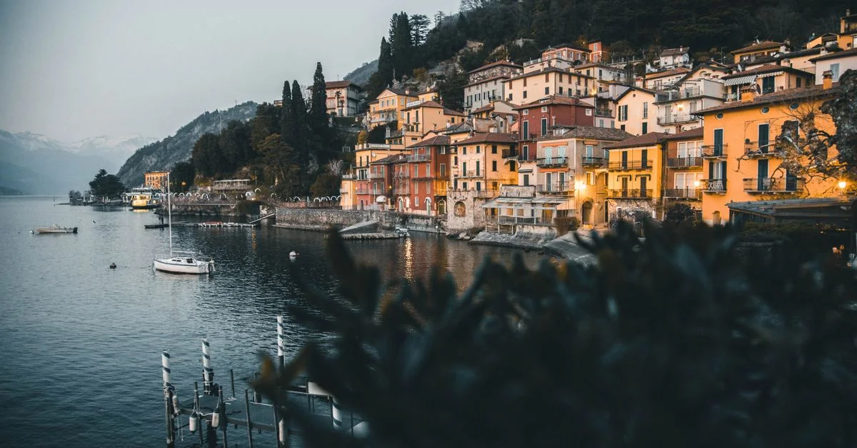 Navigating from Varenna to Como by Train