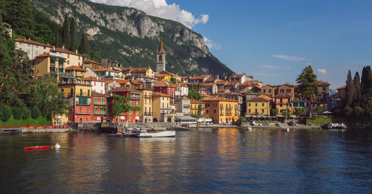 Navigating from Varenna to Como by Train