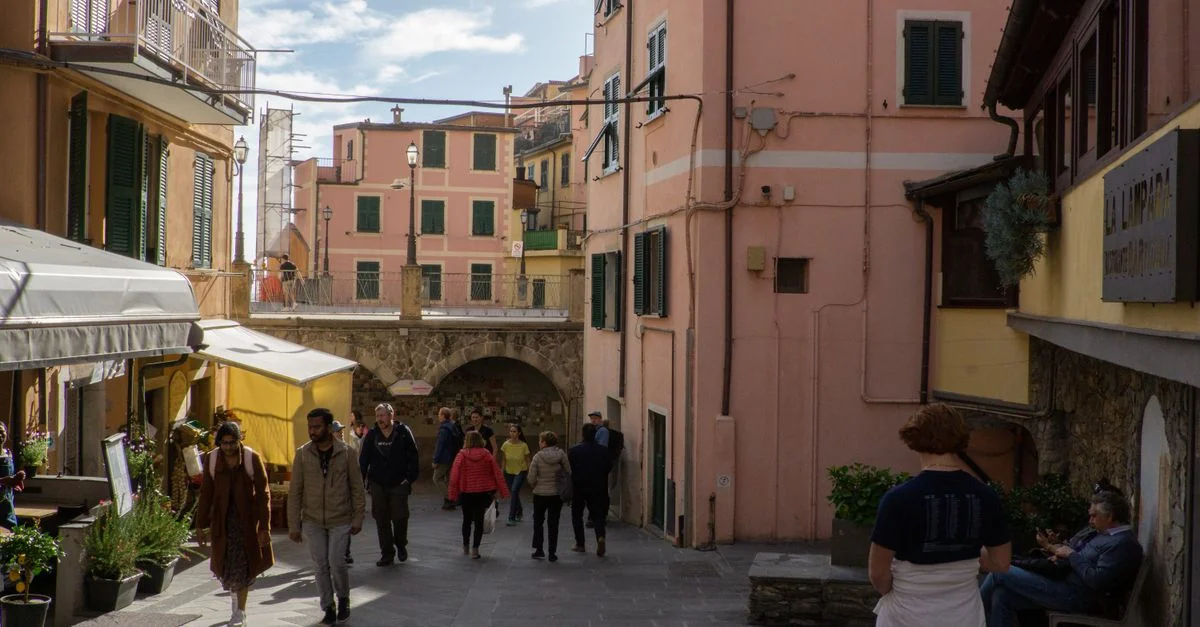 From Vernazza to Venice by Bus: A Budget Traveler&rsquo;s Guide